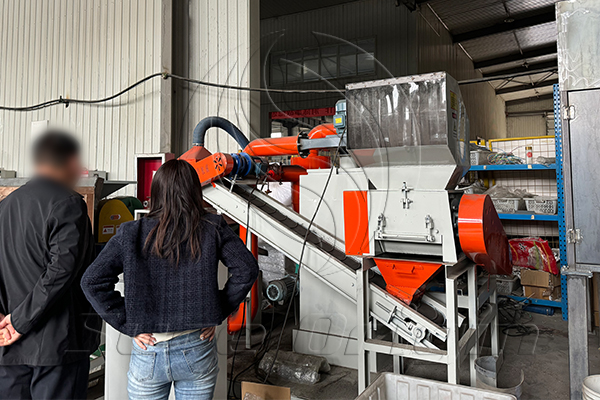 Clientes pakistaníes visitan Sure Origin Group para inspeccionar una máquina de reciclaje de alambre de cobre