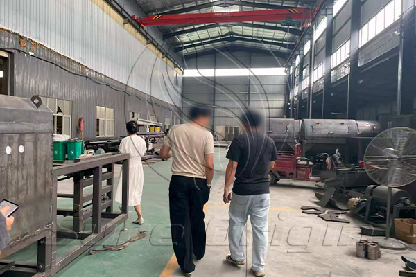 Clientes japoneses visitan Sure Origin Group para inspeccionar una máquina de reciclaje de aluminio y plástico
